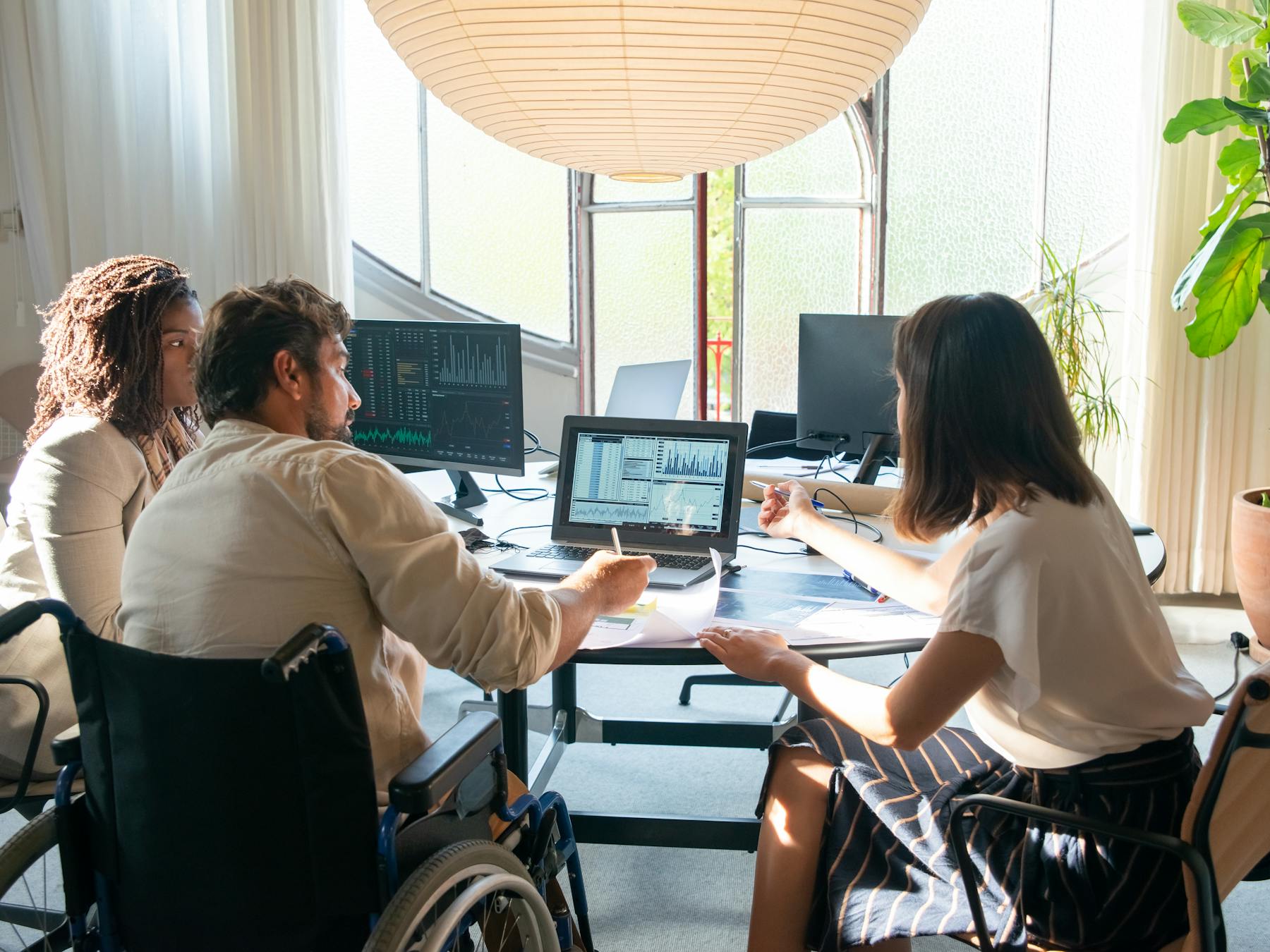 Equipe analisando indicadores e decisões estratégicas da operação